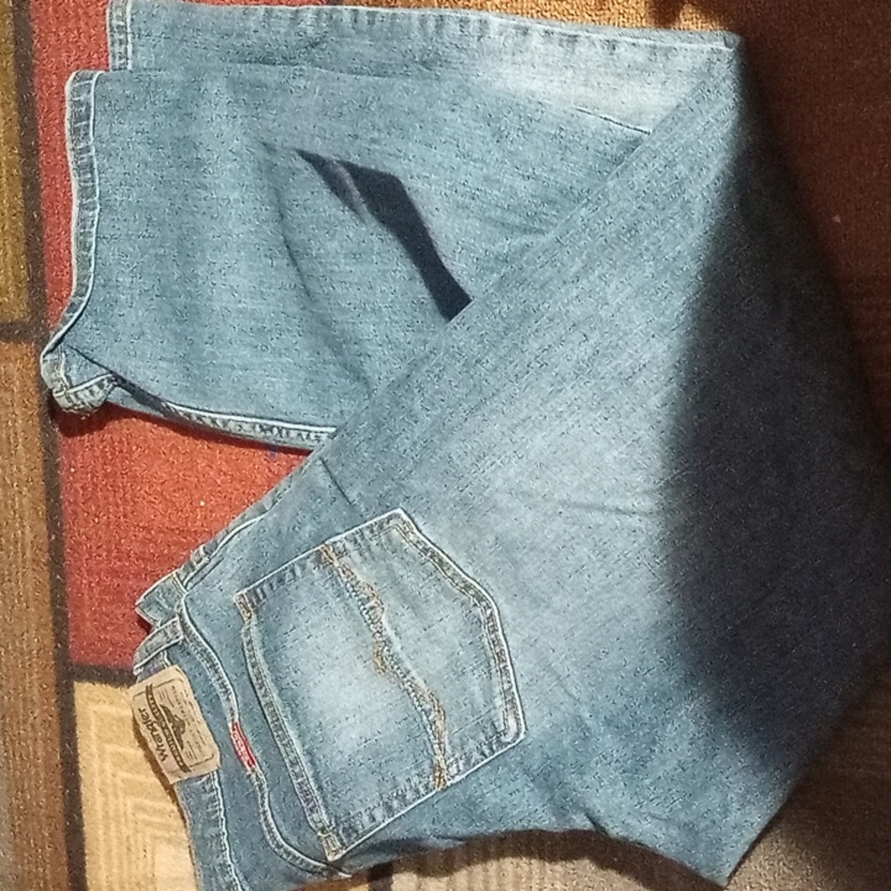 32x30 Wrangler relaxed boot  distressed Jean